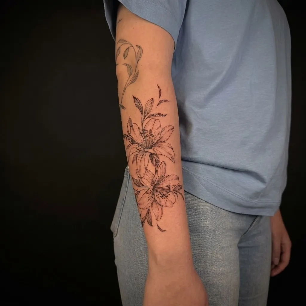 Blomster og linework · Forearm · ≈ 25 cm · 1 økter